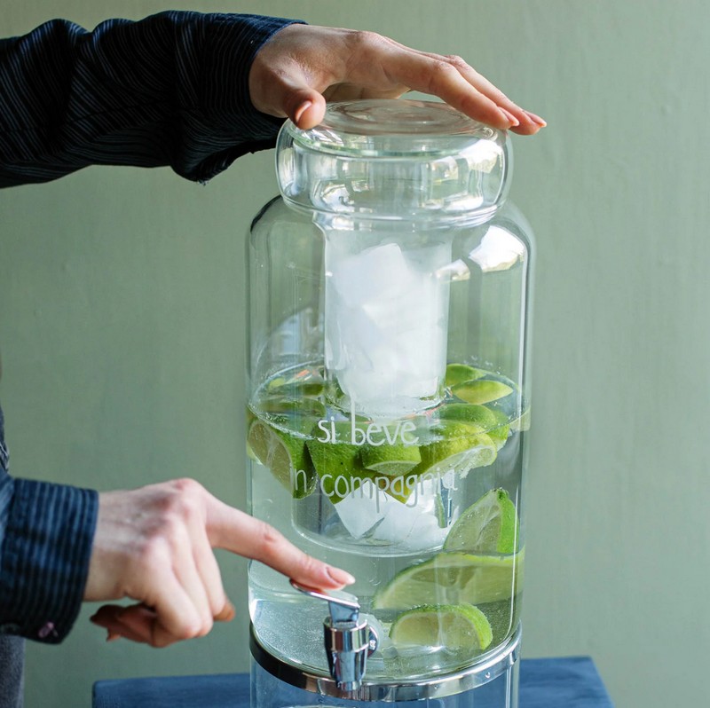 Dispenser per bevande in vetro da 3 litri con rubinetto, portaghiaccio e alzata decorato con scritta “Si beve in compagnia